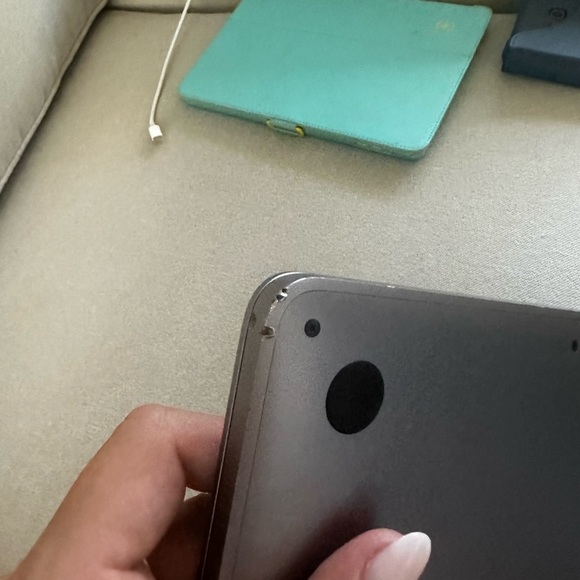 Apple MacBook Pro 13.3" Intel Core i5 8th Gen., 1.40 GHz, 8GB) - Picture 4 of 9